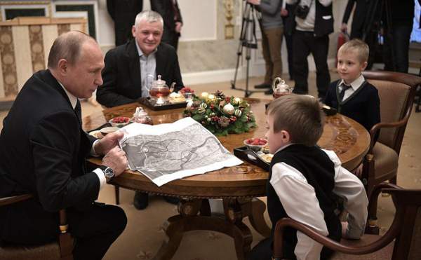 Tổng thống Putin tặng món quà đặc biệt cho cậu bé mắc bệnh xương thủy tinh 4