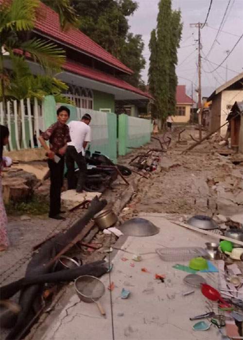 NÓNG! Sóng thần cao 2 mét ập vào thành phố Indonesia sau động đất 9