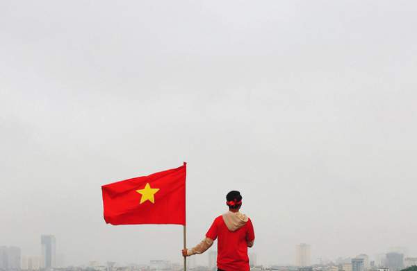 Sinh viên đội mưa rét làm MV cổ vũ ĐT Việt Nam trước trận chung kết AFF Cup 2