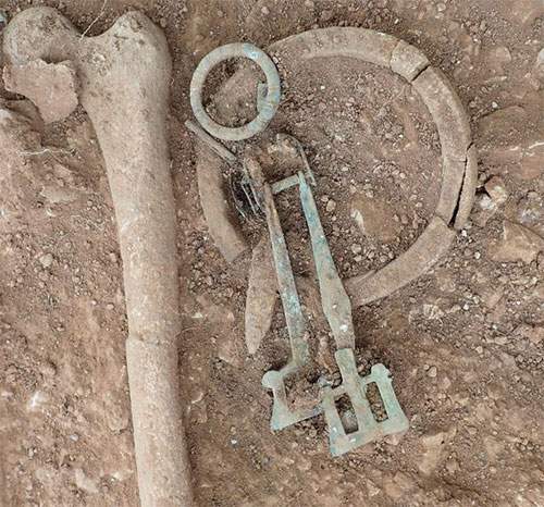 Phụ nữ Anglo-Saxon được chôn cất cùng các trang sức xa xỉ 3