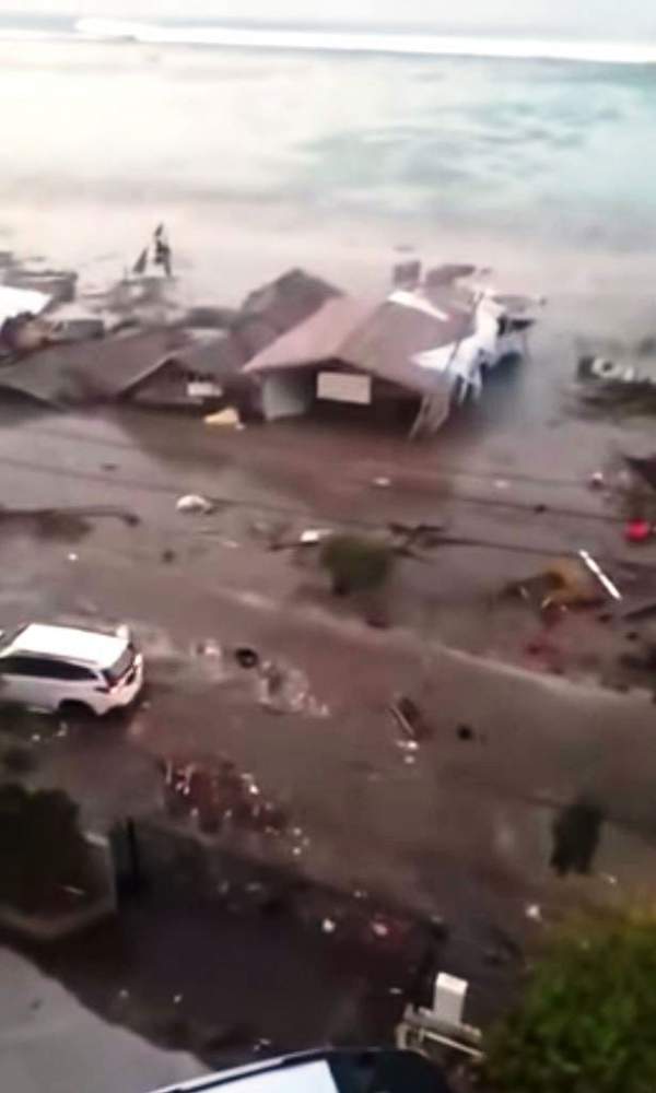 NÓNG! Sóng thần cao 2 mét ập vào thành phố Indonesia sau động đất 5