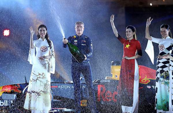 Xe đua F1 xuất hiện đầy “khác biệt” tại Hà Nội 7