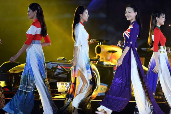 Xe đua F1 xuất hiện đầy “khác biệt” tại Hà Nội 11
