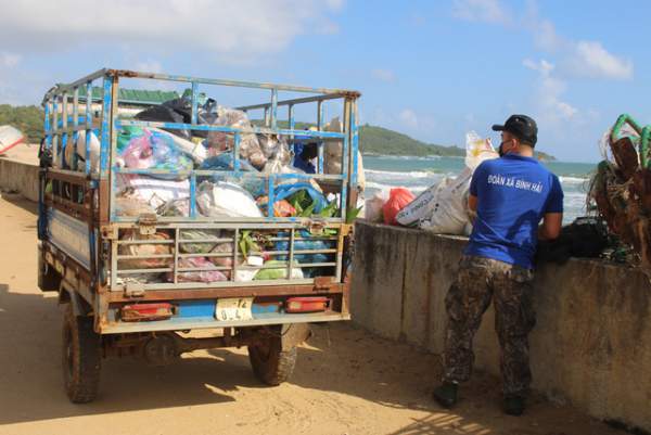 Quảng Ngãi: Thanh niên miền biển giúp dân xử lý rác thải 2