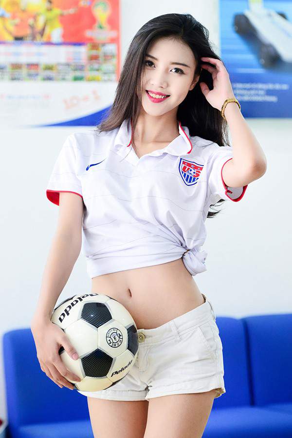 “Hot girl World Cup” chấm Quang Hải của trận Chung kết AFF Cup 4