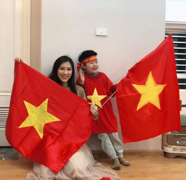 Xuân Bắc, Tự Long “nhận họ” với Đức Chinh cùng dàn sao cổ vũ tuyển Việt Nam 12
