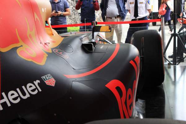 Cận cảnh chiếc xe đua F1 trị giá trăm tỉ được trưng bày trên đường phố Hà Nội 8