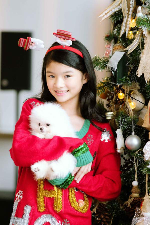 Trương Ngọc Ánh hóa “bà già Noel” trẻ trung gợi cảm, đón Giáng sinh cùng con gái 5