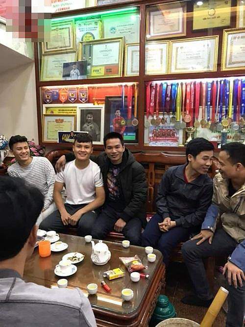 Sau chiến thắng, cầu thủ Quang Hải giản dị về thăm nhà 4