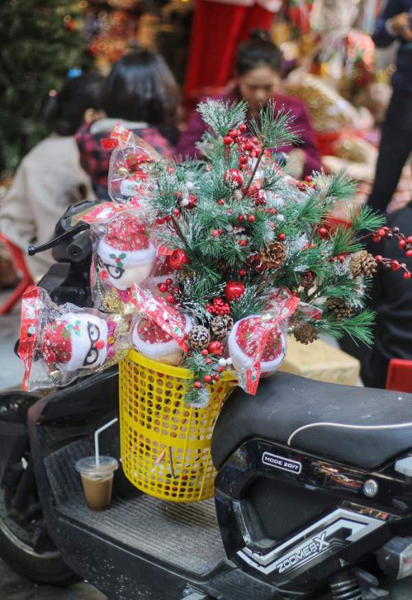 Người Hà Nội chen chân mua sắm trên phố Hàng Mã trước lễ Giáng sinh 15