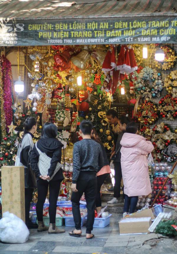 Người Hà Nội chen chân mua sắm trên phố Hàng Mã trước lễ Giáng sinh 9