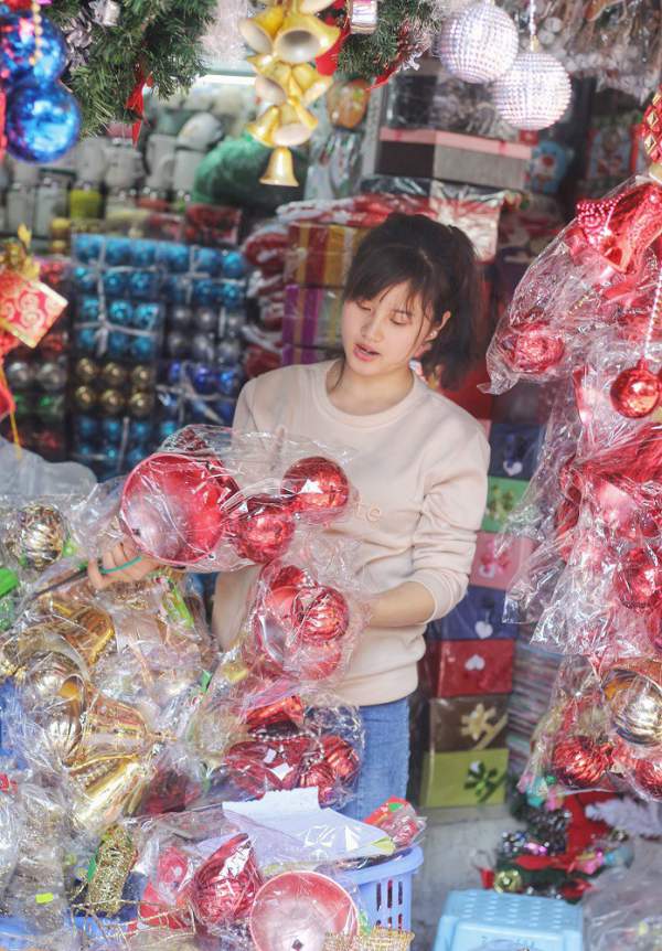 Người Hà Nội chen chân mua sắm trên phố Hàng Mã trước lễ Giáng sinh 7