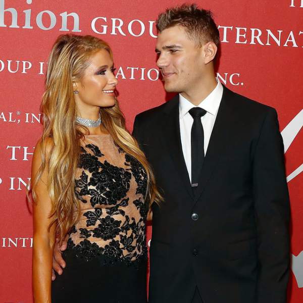 Paris Hilton vẫn giữ nhẫn đính hôn sau khi chia tay bạn trai 6