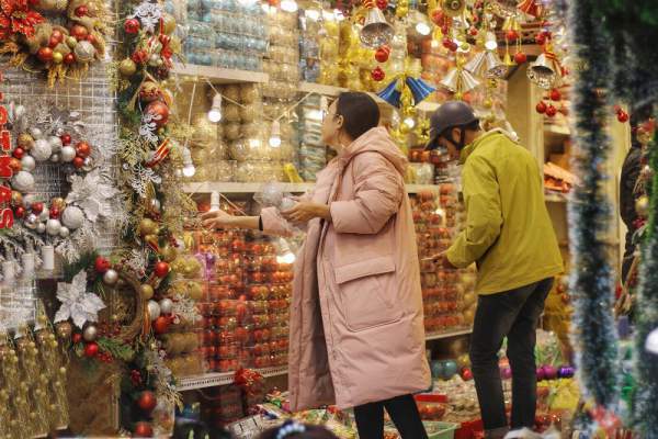 Người Hà Nội chen chân mua sắm trên phố Hàng Mã trước lễ Giáng sinh 2