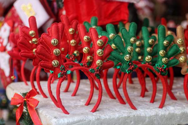 Người Hà Nội chen chân mua sắm trên phố Hàng Mã trước lễ Giáng sinh 5