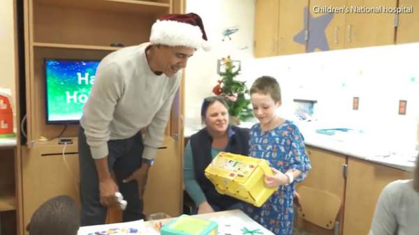 “Ông già Noel” Barack Obama phát quà cho bệnh nhi 5