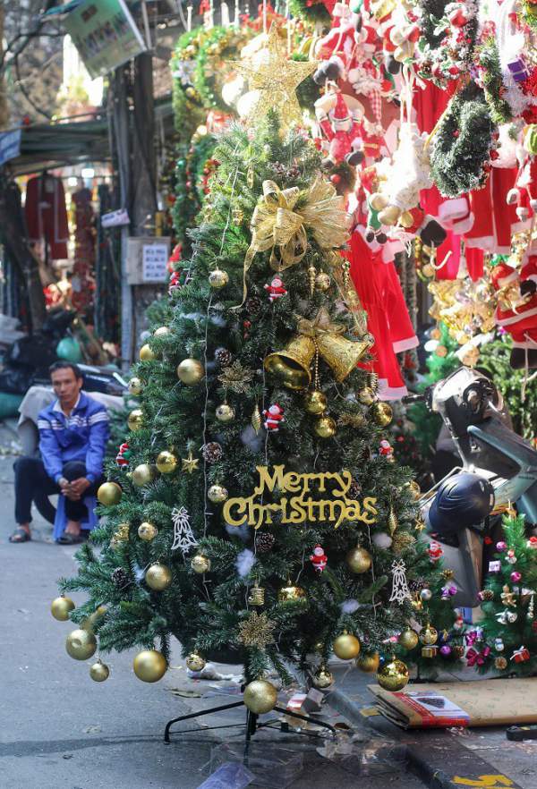 Người Hà Nội chen chân mua sắm trên phố Hàng Mã trước lễ Giáng sinh 11