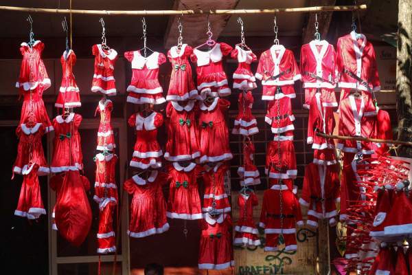 Người Hà Nội chen chân mua sắm trên phố Hàng Mã trước lễ Giáng sinh 4