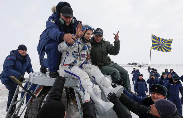 Ba phi hành gia trở về Trái đất an toàn trên con tàu thủng lỗ 4