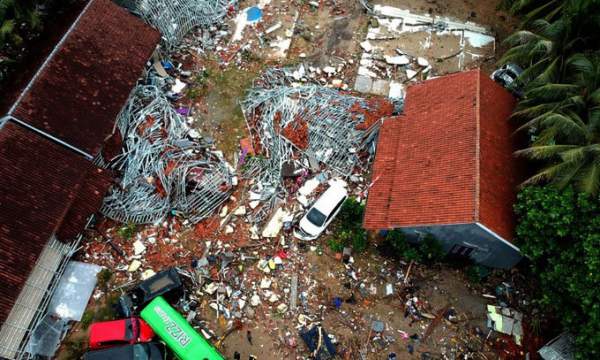 Cảnh hoang tàn ở thị trấn Indonesia bị sóng thần tấn công 2