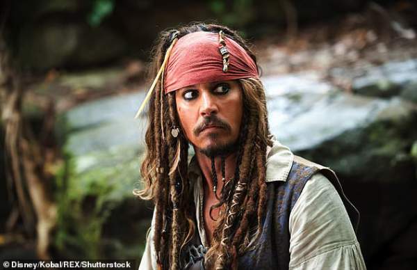Johnny Depp hóa cướp biển đến thăm trẻ em trong bệnh viện 7