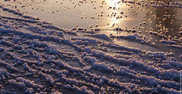Ngẩn ngơ trước vẻ đẹp "hoa băng" trên mặt hồ xứ sở Bạch Dương 2