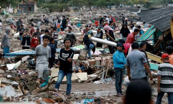 Cảnh hoang tàn ở thị trấn Indonesia bị sóng thần tấn công 5