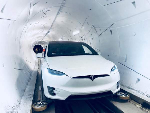 Elon Musk ra mắt đường hầm đầu tiên của Boring Company, đích thân ngồi xe Tesla đi thử 2