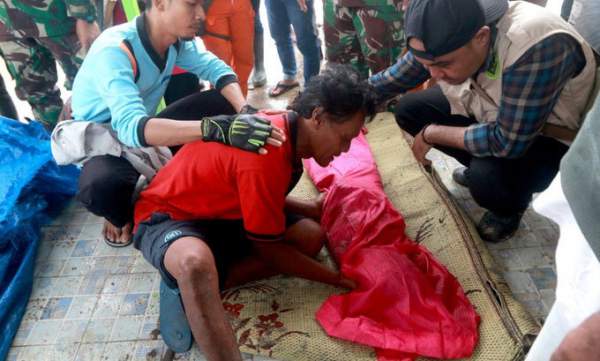 Cảnh hoang tàn ở thị trấn Indonesia bị sóng thần tấn công 4