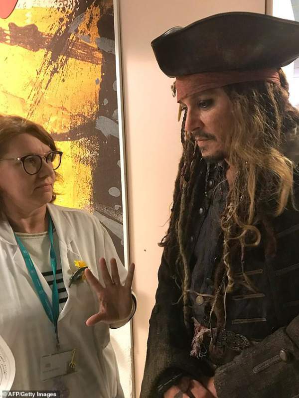 Johnny Depp hóa cướp biển đến thăm trẻ em trong bệnh viện 5