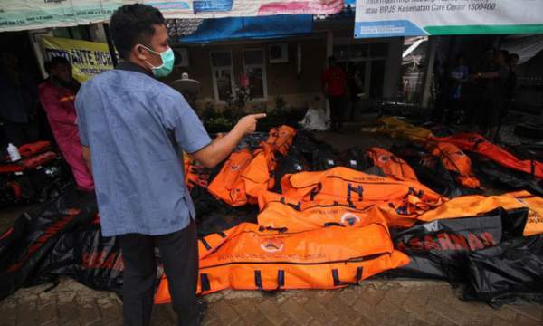 Cảnh hoang tàn ở thị trấn Indonesia bị sóng thần tấn công 7