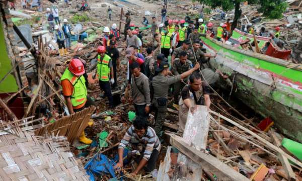 Cảnh hoang tàn ở thị trấn Indonesia bị sóng thần tấn công 6