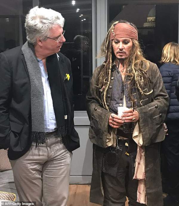 Johnny Depp hóa cướp biển đến thăm trẻ em trong bệnh viện 2