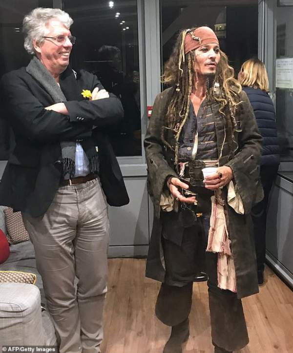 Johnny Depp hóa cướp biển đến thăm trẻ em trong bệnh viện 3