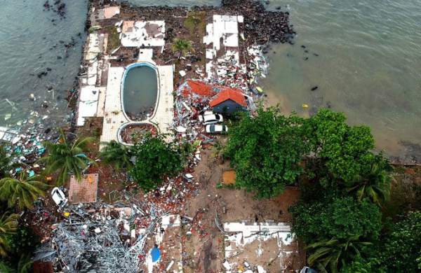 Cảnh hoang tàn ở thị trấn Indonesia bị sóng thần tấn công 3