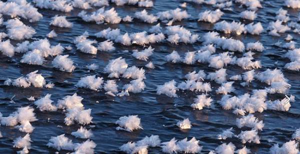 Ngẩn ngơ trước vẻ đẹp "hoa băng" trên mặt hồ xứ sở Bạch Dương 3