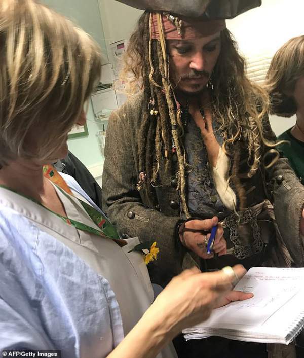 Johnny Depp hóa cướp biển đến thăm trẻ em trong bệnh viện 6