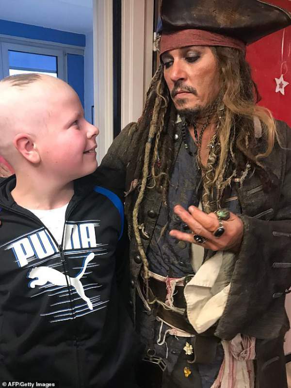 Johnny Depp hóa cướp biển đến thăm trẻ em trong bệnh viện 4