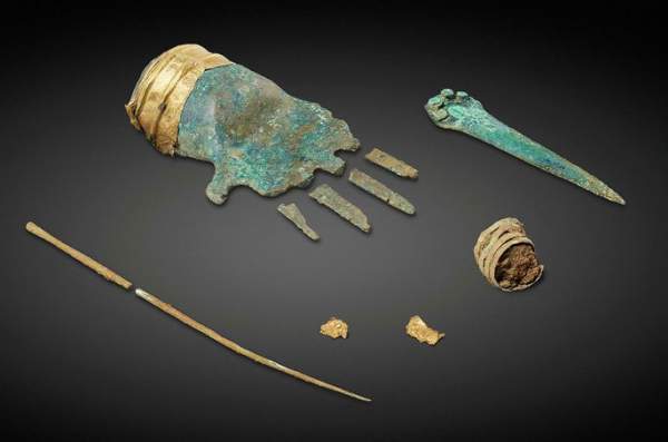 Phát hiện bàn tay kim loại 3.500 năm tuổi trong mộ cổ ở Thụy Sĩ 1