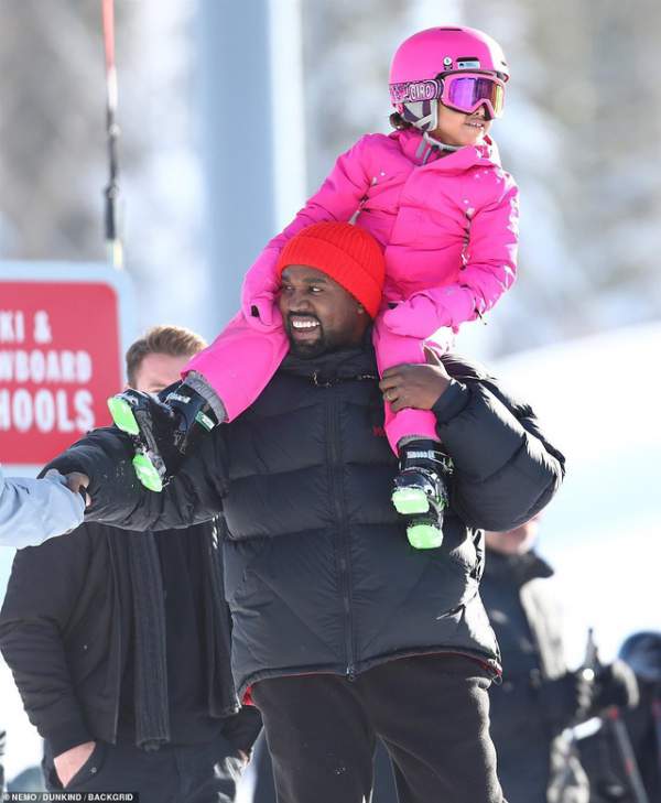 Kim Kardashian cùng chồng con đi trượt tuyết 2
