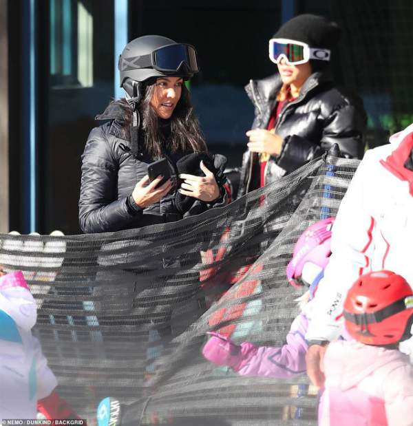 Kim Kardashian cùng chồng con đi trượt tuyết 15
