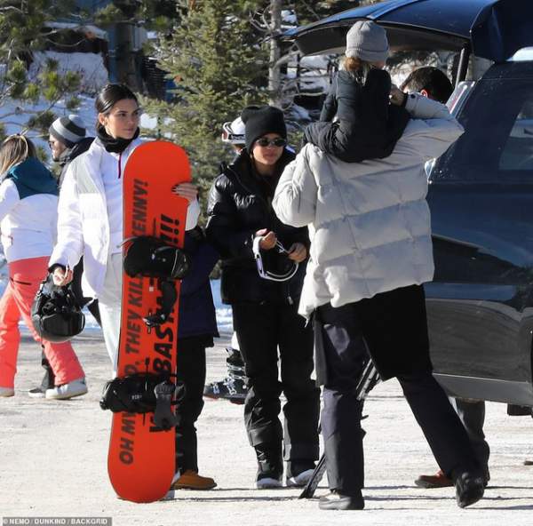 Kim Kardashian cùng chồng con đi trượt tuyết 16