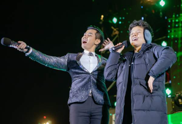 Nguyên Khang hạnh phúc bắt tay trưởng nhóm Westlife mừng năm mới tại Việt Nam 6
