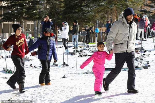 Kim Kardashian cùng chồng con đi trượt tuyết 5