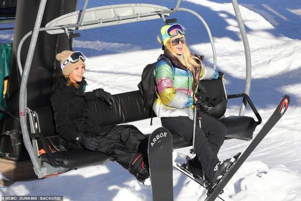 Kim Kardashian cùng chồng con đi trượt tuyết 17