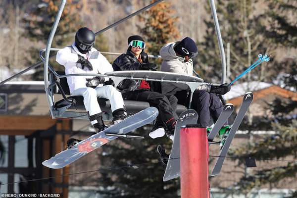 Kim Kardashian cùng chồng con đi trượt tuyết 9