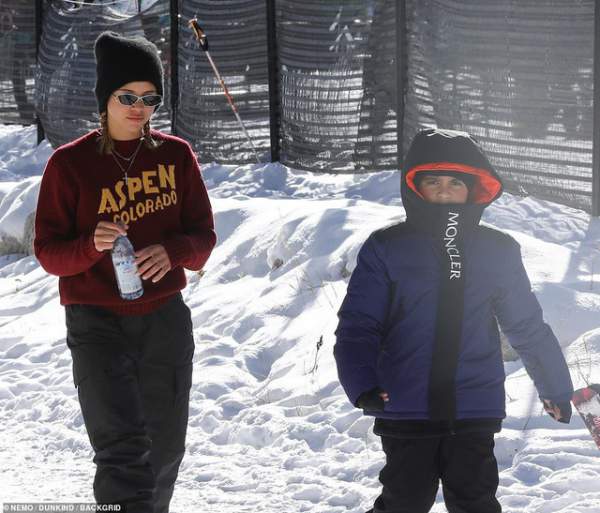 Kim Kardashian cùng chồng con đi trượt tuyết 7