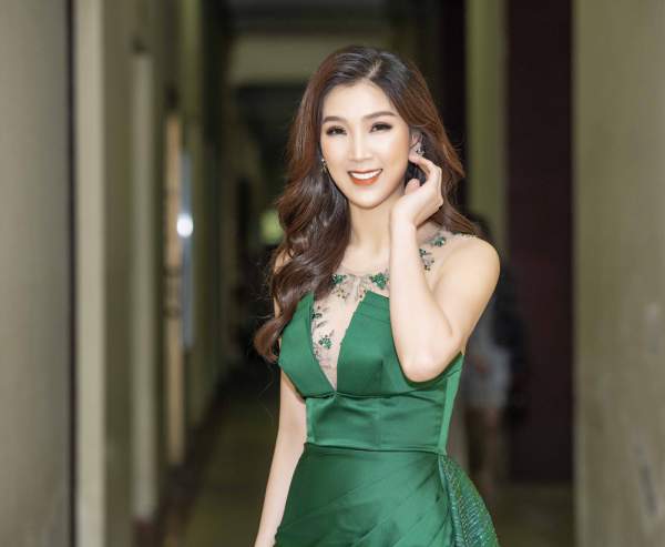 Hoa hậu Phí Thùy Linh trễ nải diện đầm xẻ cao ngút ngàn giữa trời đông 4