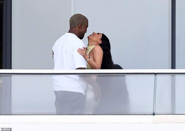Kim Kardashian hạnh phúc hôn chồng sau khi được tặng nhà 14 triệu USD 3