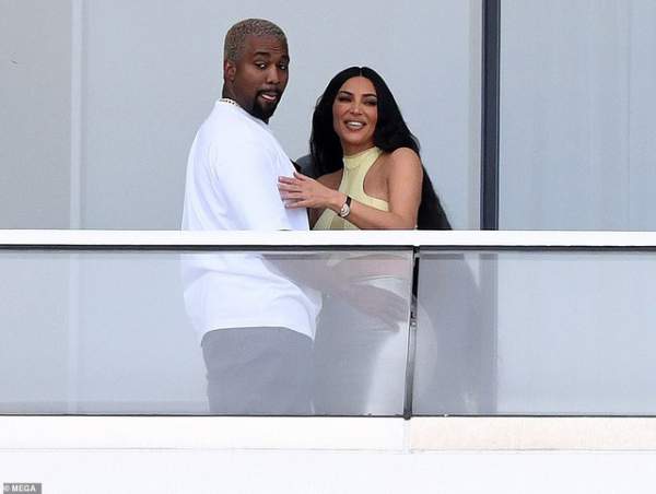 Kim Kardashian hạnh phúc hôn chồng sau khi được tặng nhà 14 triệu USD 2